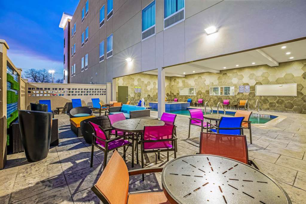 La Quinta Inn & Suites by Wyndham Waco Downtown Baylor - photo 31