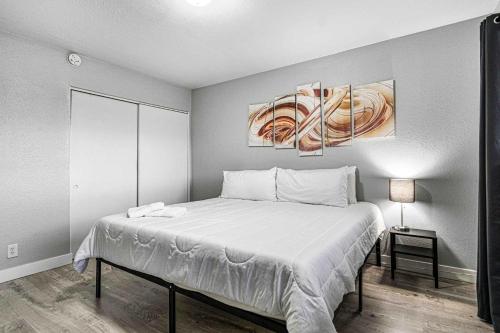 Cozy 1 Bed Sleeps 4 Near Strip Perfect GetAway