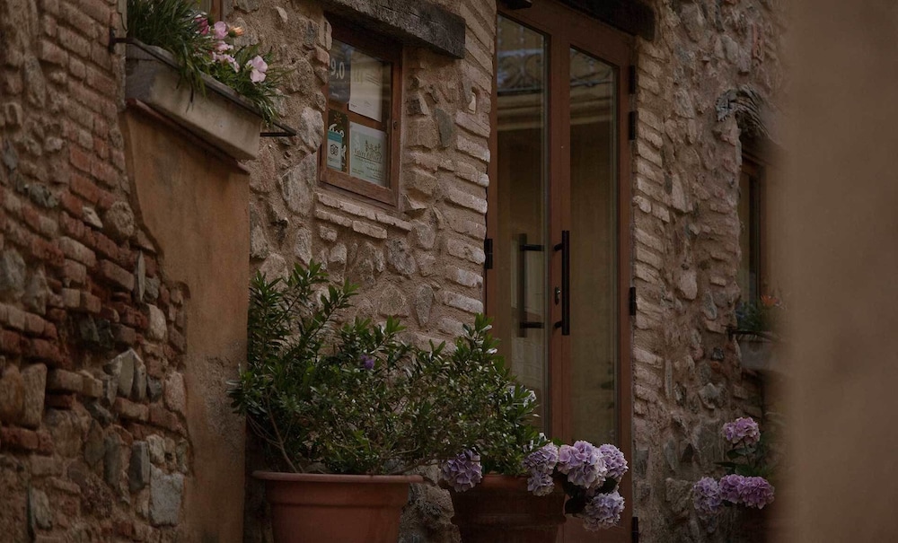Les Velles Escoles — 4-Star Luxury Hotel in Riudecols, Spain