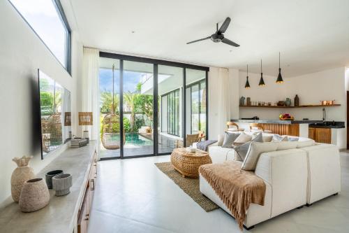 Villa Ozkar Elegant 3 Bedroom Villa with Pool & Sunset Terrace — 5-Star Luxury Hotel in Canggu, Indonesia