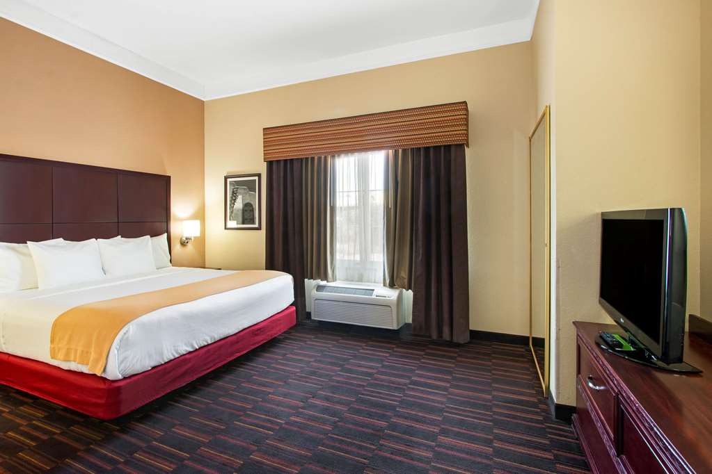 La Quinta Inn & Suites by Wyndham Albuquerque Midtown - photo 22