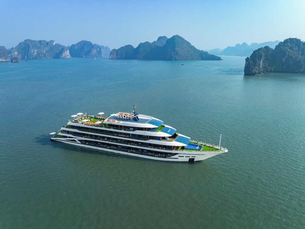 Doria Cruise — 5-Star Luxury Hotel in Ha Long, Vietnam