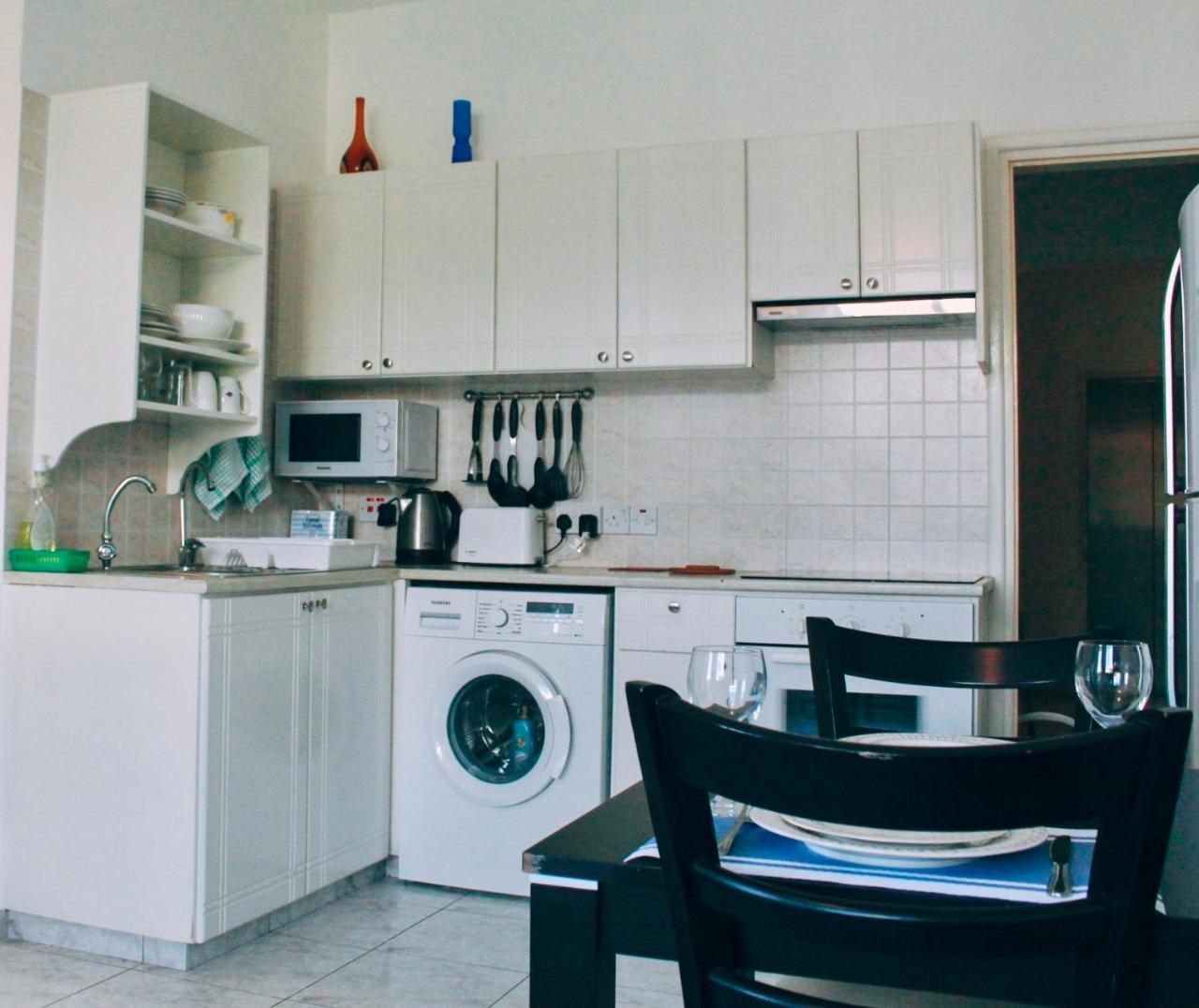 Cozy 1 bedroom apartment in walking distance to the municipal beach