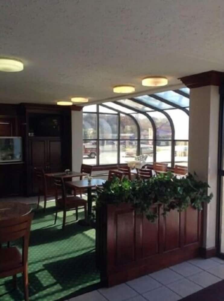 Astoria Hotel Danville West - photo 15