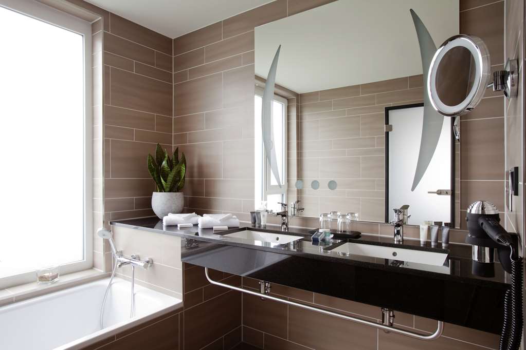 Steigenberger Parkhotel, Braunschweig/Brunswick, Germany - Suite bathroom
