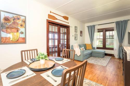 The Cowdry Cottage Pet Friendly Canoe Bikes — 4-Star Luxury Hotel in Alexandria, United States