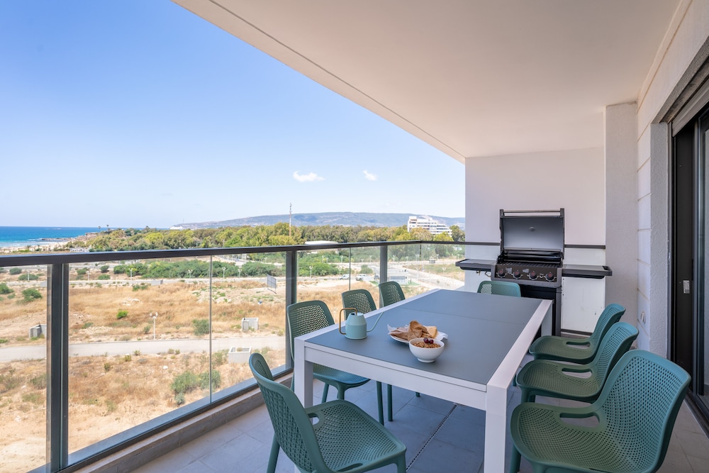 Stylish Seaside Escape with Balcony — 4-Star Luxury Hotel in Nahariyya, Israel