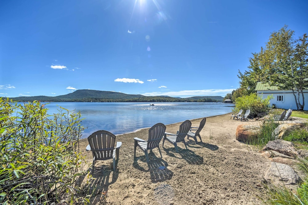 Beach and Kayaks Waterfront Cabin on Lake Pleasant — 4-Star Luxury Hotel in Lake Pleasant, United States