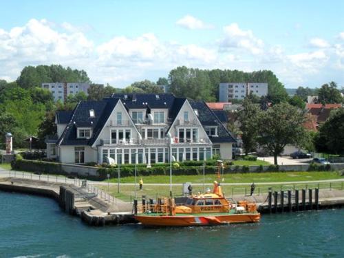 Warnemünde Ferienwohnung Zum Lotsen 22347 — 4-Star Luxury Hotel in Rostock, Germany
