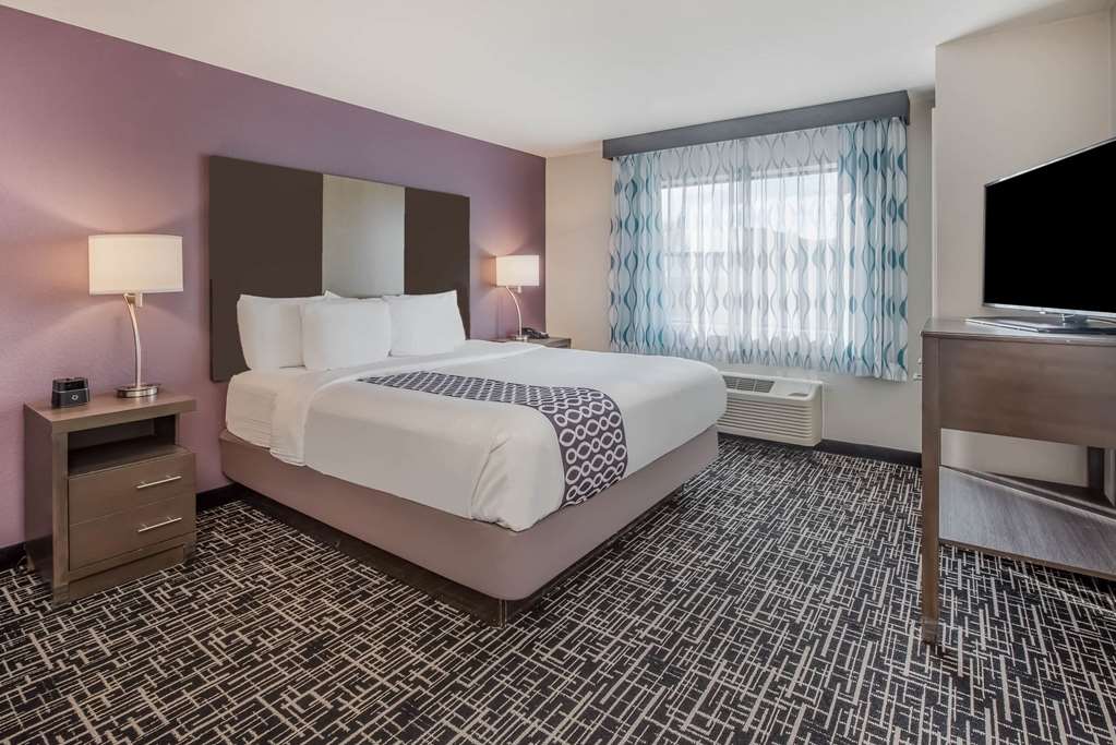 La Quinta Inn & Suites by Wyndham Fairborn Wright Patterson - photo 25