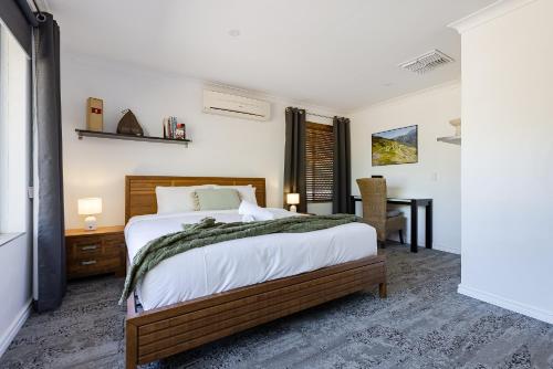 Cosy Corner Retreat By Swanbnb Management — Hamilton Hill