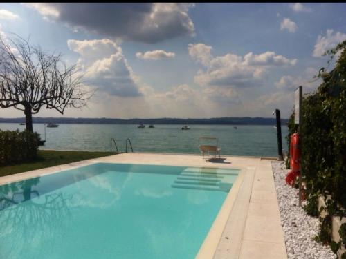 Super Location front lake — 4-Star Luxury Hotel in Sirmione, Italy