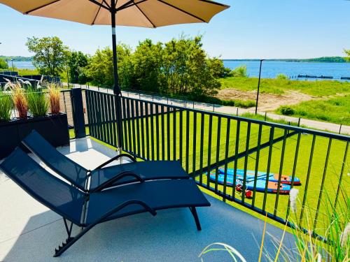8 Personen Ferienhaus Seegelblick am Goitzschesee erste Reihe am Strand mit Sauna Whirlpool Kamin Wallbox & SUP — hotel in Pouch