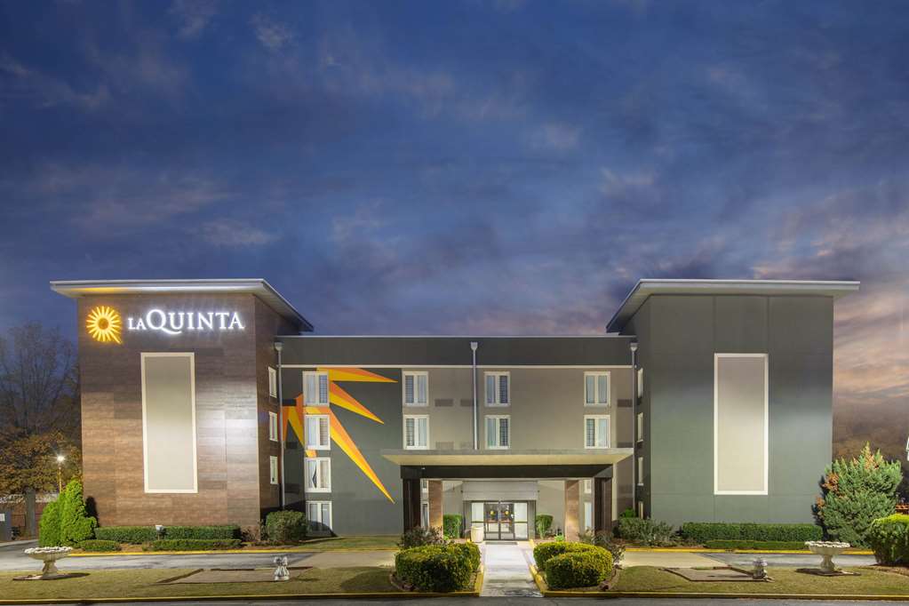 La Quinta Inn & Suites by Wyndham Atlanta Airport South - photo 3