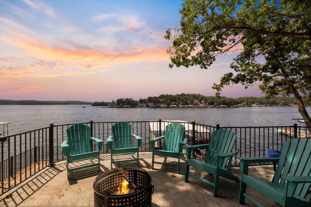 Firepit Spacious Decks Breathtaking Views - carbon neutral hotel in Unknown City