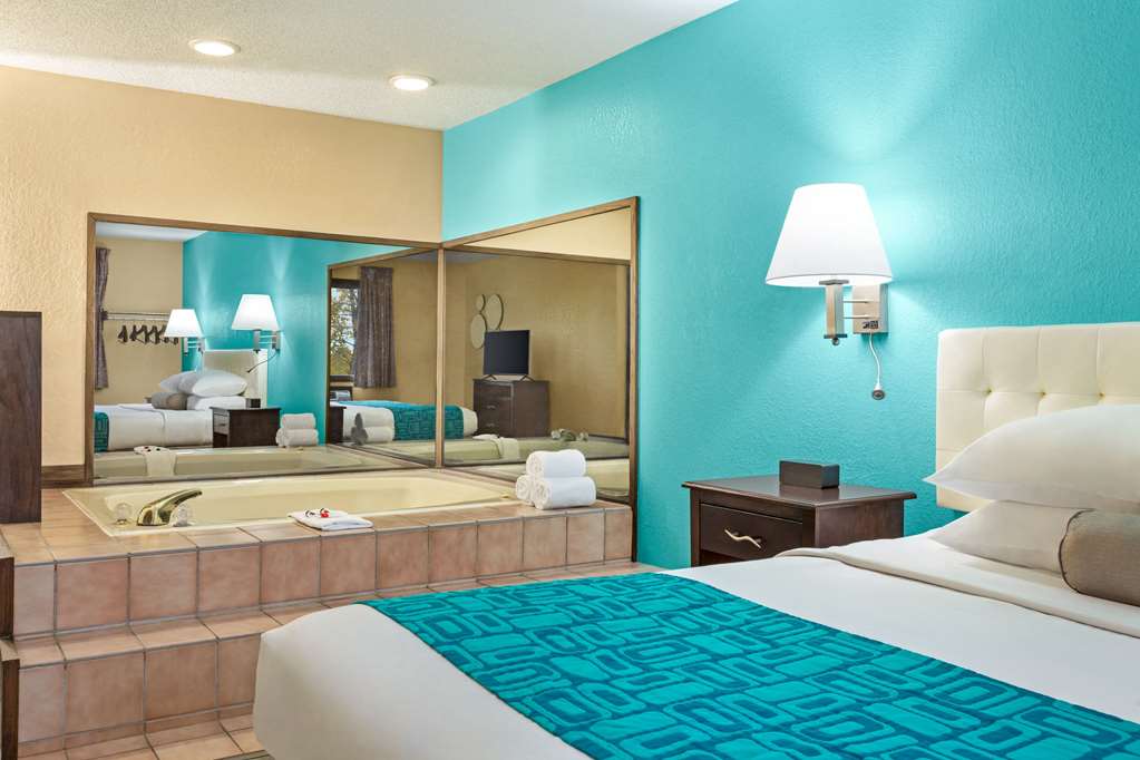 Howard Johnson by Wyndham Waterloo Cedar Falls - photo 33