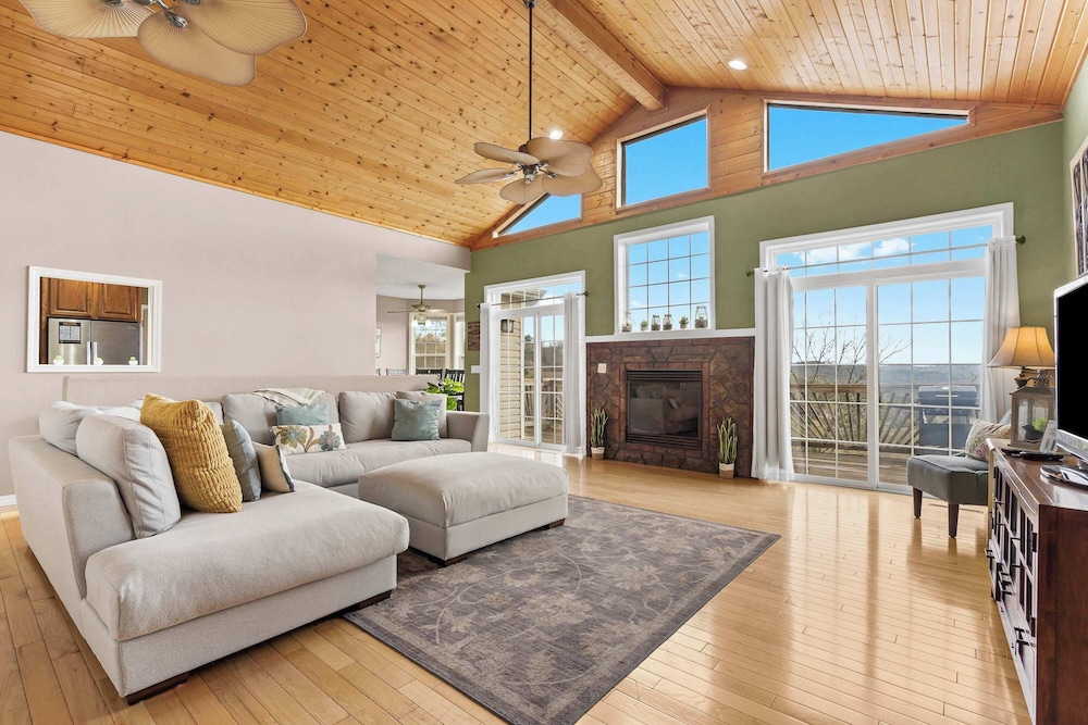 The Greenview Manor Lake Views - last minute hotel in Branson