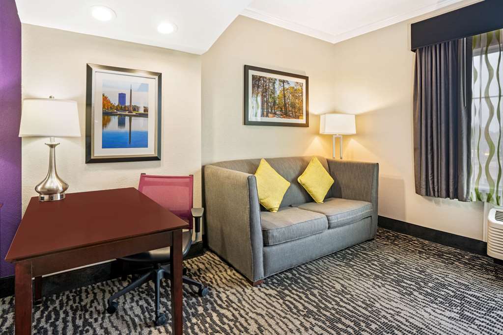 La Quinta Inn & Suites by Wyndham Houston Magnolia - photo 25