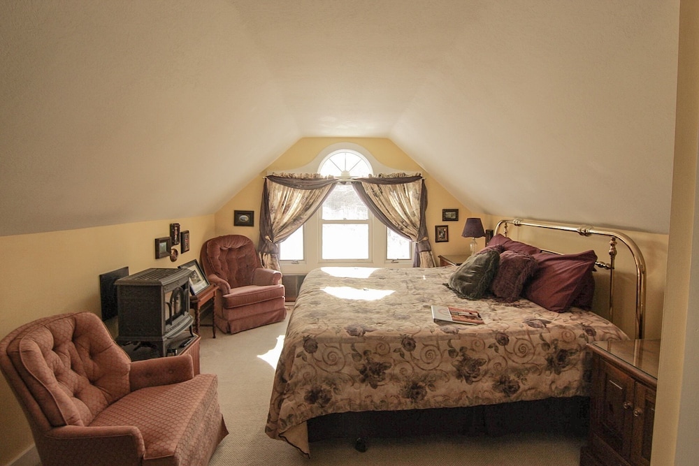 Admiral Peary Inn Bed & Breakfast - photo 16