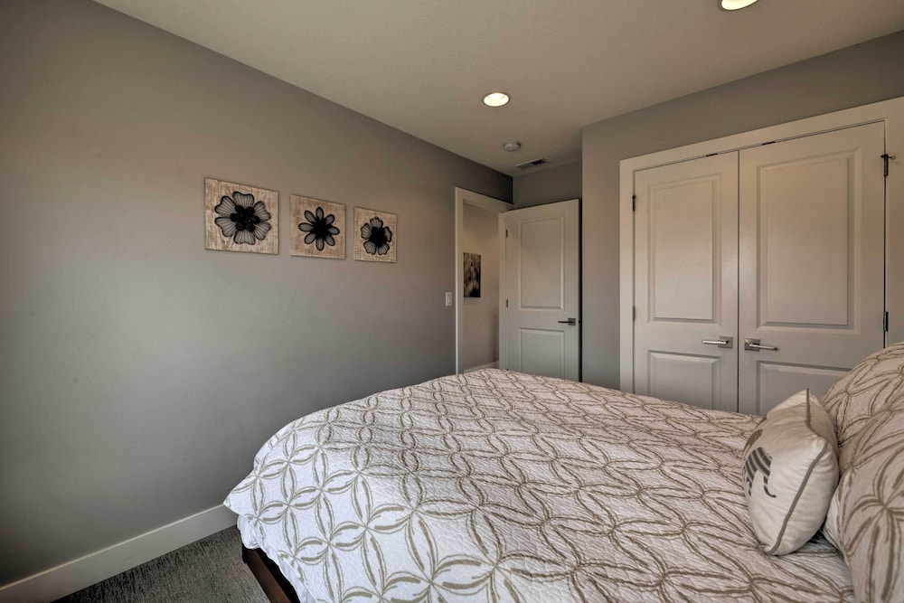 Modern Huntsville Resort Retreat with Deck And Hot Tub - photo 8