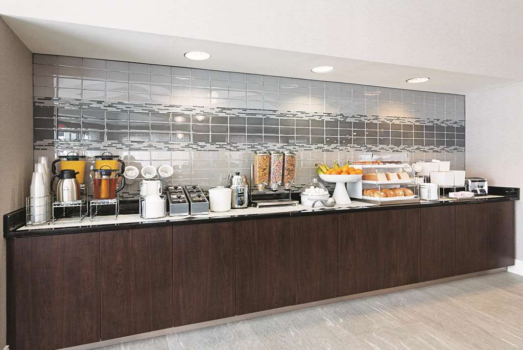 La Quinta Inn & Suites by Wyndham Orlando UCF - photo 44