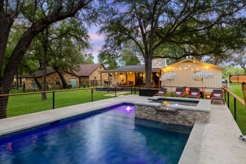 The Creek Villa Heated Pool & Spa and Boat Slip — 4-Star Luxury Hotel in Horseshoe Bay, United States