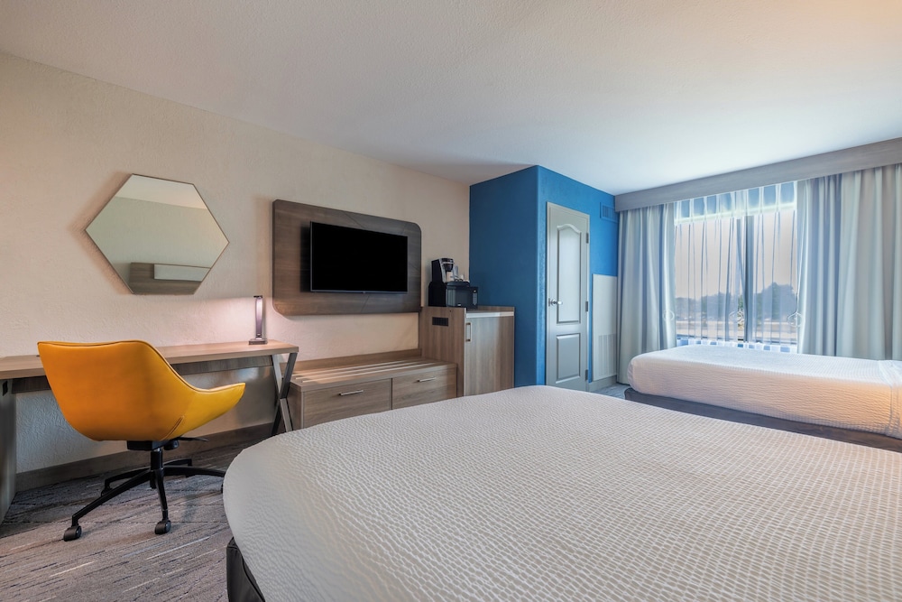 Holiday Inn Express and Suites Kansas City Airport by IHG - photo 10