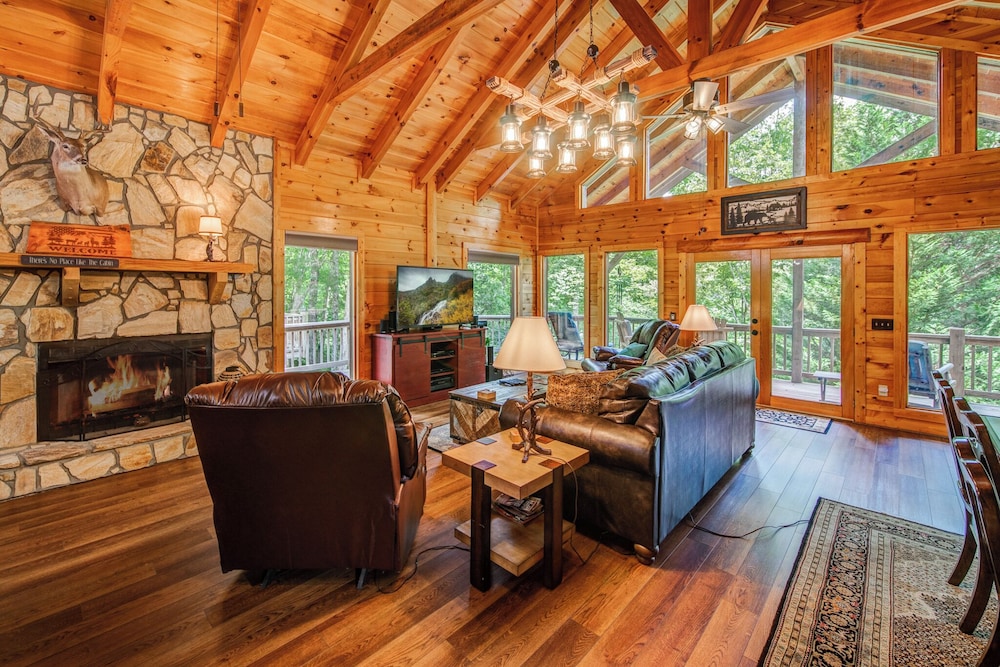 Treetop Oasis Retreat in Ellijay, United States