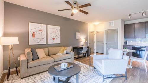 Landing Modern Apartment with Amazing Amenities — 4-Star Luxury Hotel in Littleton, United States