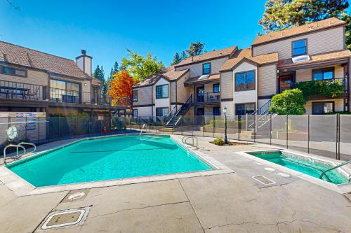 Lake Arrowhead Views Condo with Shared Pool and Spa — 4-Star Luxury Hotel in Lake Arrowhead, United States