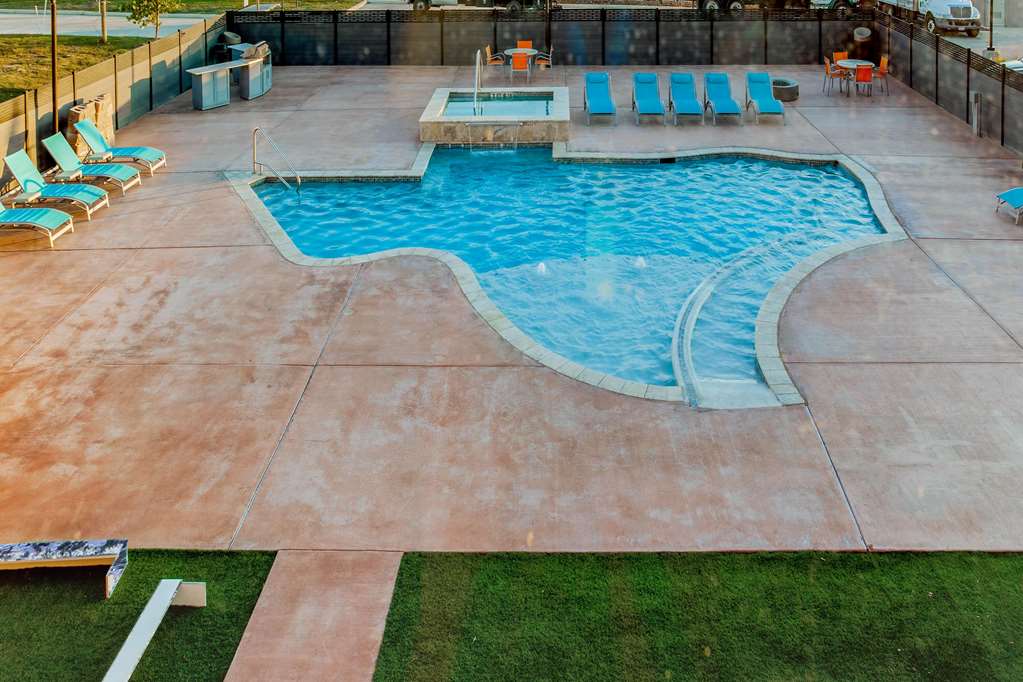 La Quinta Inn & Suites by Wyndham San Antonio Alamo City - photo 8