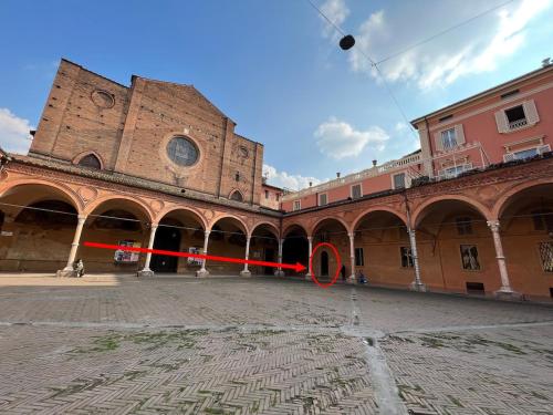 The Window on the courtyard Entire Apartment La Finestra sul cortile Intero Appartamento — 4-Star Luxury Hotel in Bologna, Italy