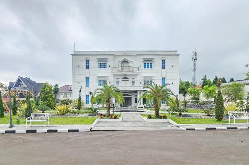 Sans Vibes Hotel Sulanjana Syariah Sukabumi in Karawang, Indonesia