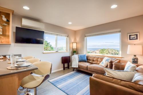 Pacific Peek One OceanView EV Charger Pet OK — 4-Star Luxury Hotel in Lincoln, United States