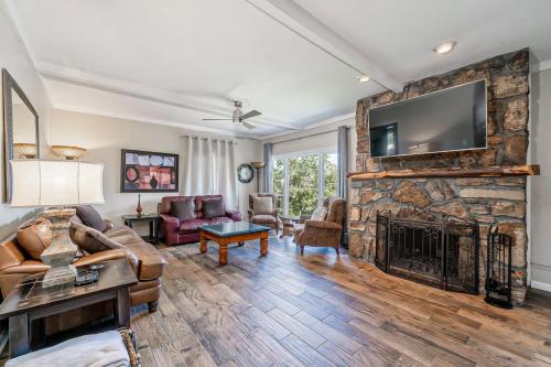 Waterside Retreat on Hamilton in Hot Springs, United States