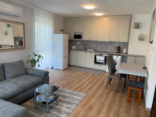 Gizella Apartman — 4-Star Luxury Hotel in Balatonalmadi, Hungary
