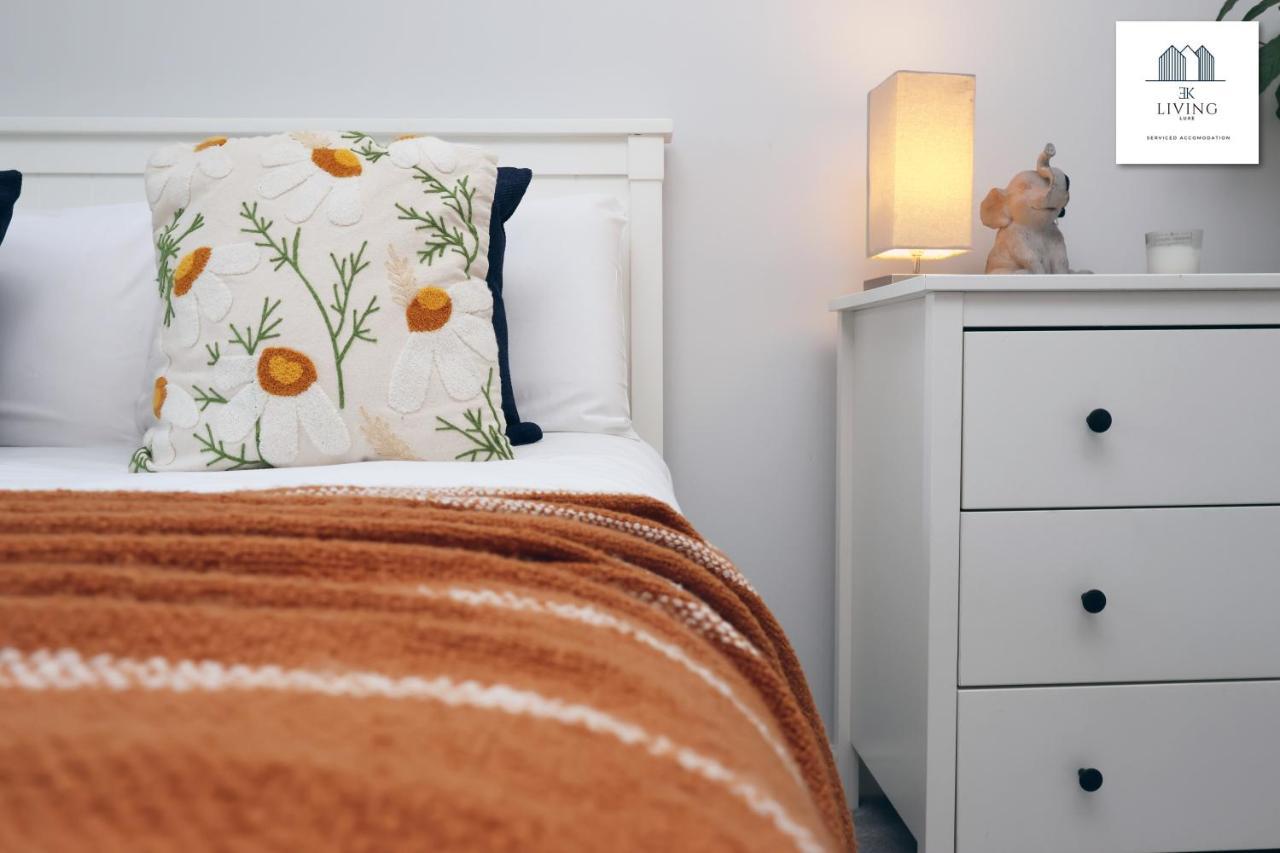 Spacious 3 Bed Home In The Heart Of Bridgend By EKLIVING LUXE Short Lets & Serviced Accommodation — 4-Star Luxury Hotel in Bridgend, United Kingdom