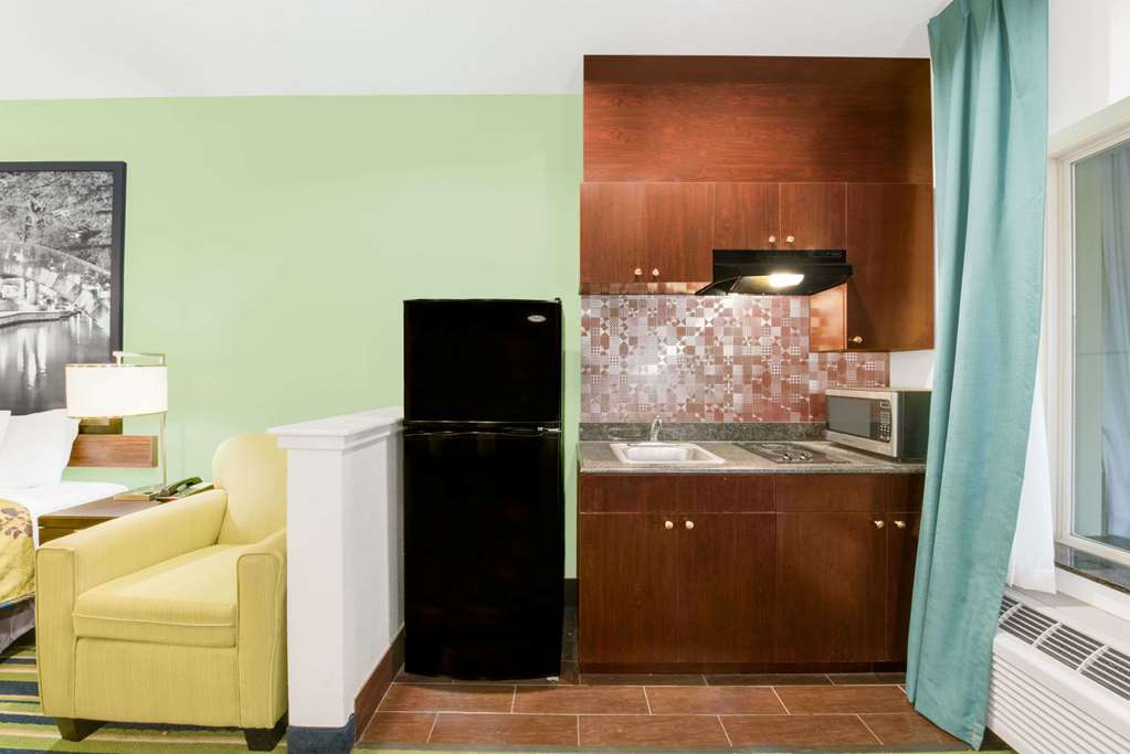 Super 8 by Wyndham Cotulla TX - photo 13