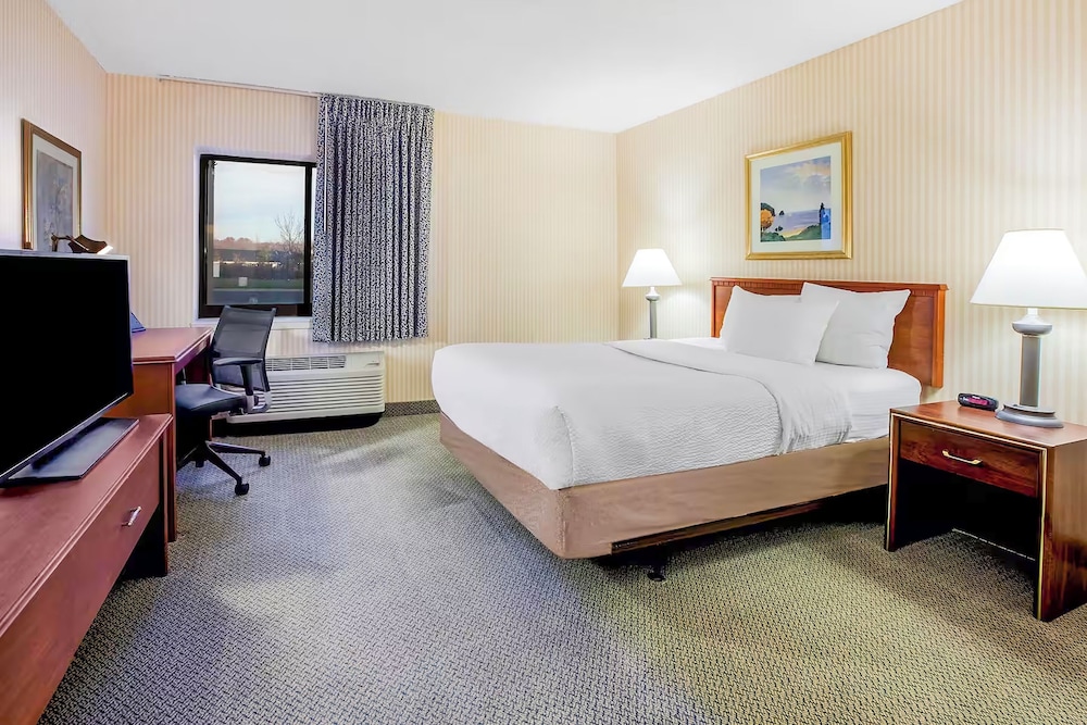 Norwood Inn and Suites Detroit - photo 8