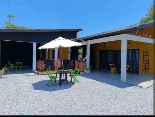 Quarto 2 confortável com piscina em Pontal do Sul in Pontal Do Parana, Brasil