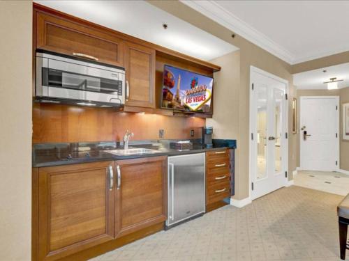 Ultimate Vegas Trip with Sphere View Pool and Gym