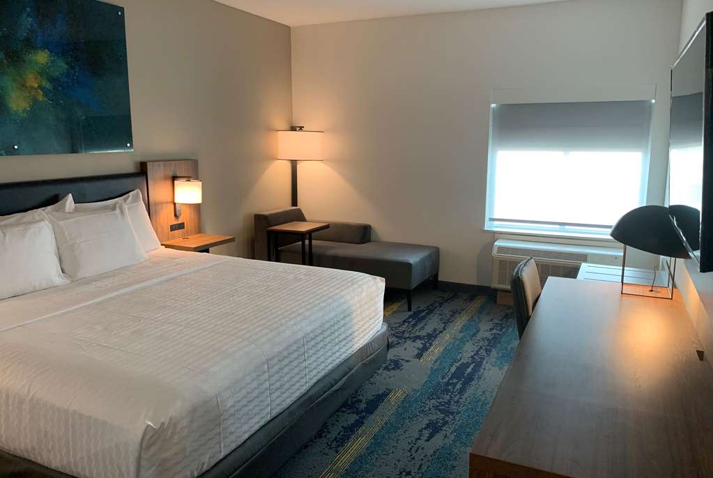 La Quinta Inn & Suites by Wyndham Galveston North at I 45 - photo 14