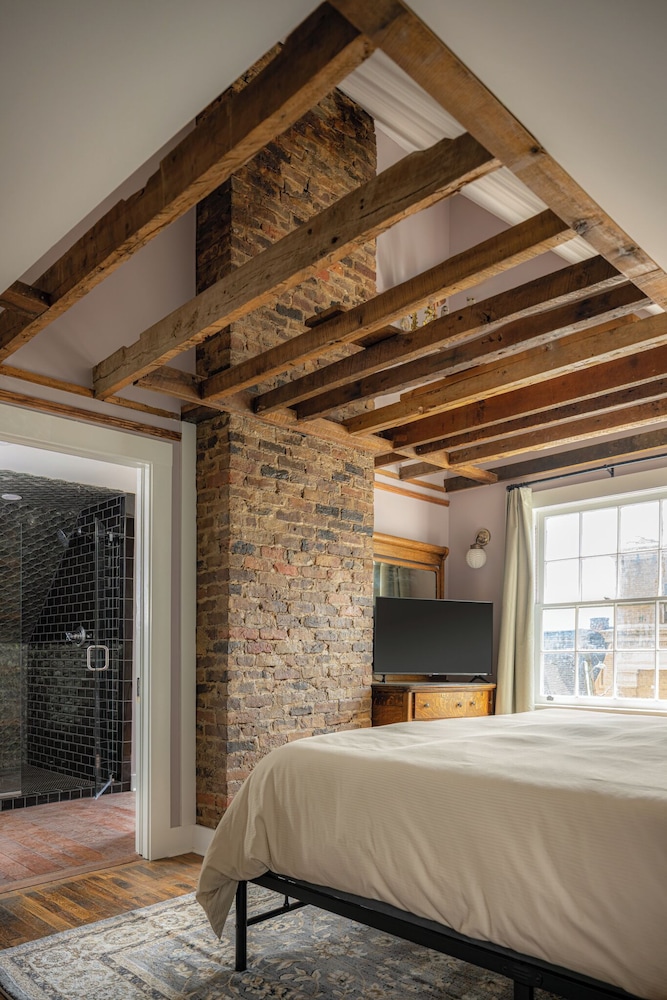 The NuWray Hotel & Carriage House - photo 26