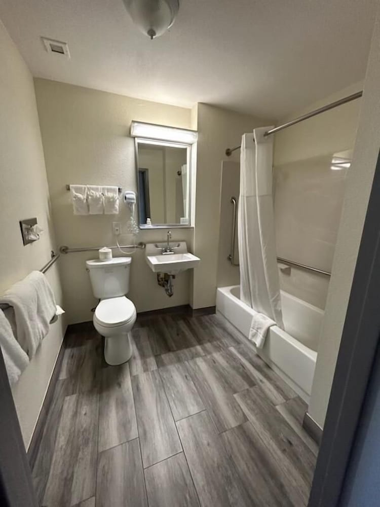 Clarion Pointe Greensboro Coliseum Area - photo 25