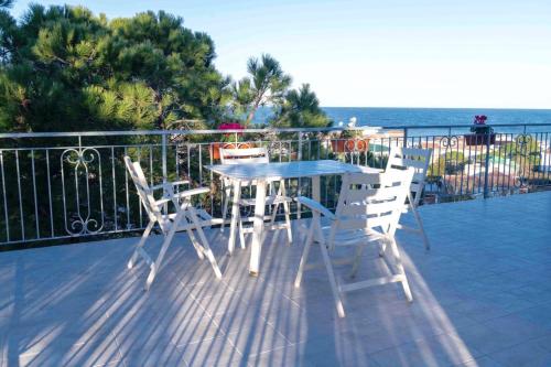 M262 Marcelli quadrilocale ristrutturato con terrazzo vista mare 1p — 4-Star Luxury Hotel in Marcelli, Italy