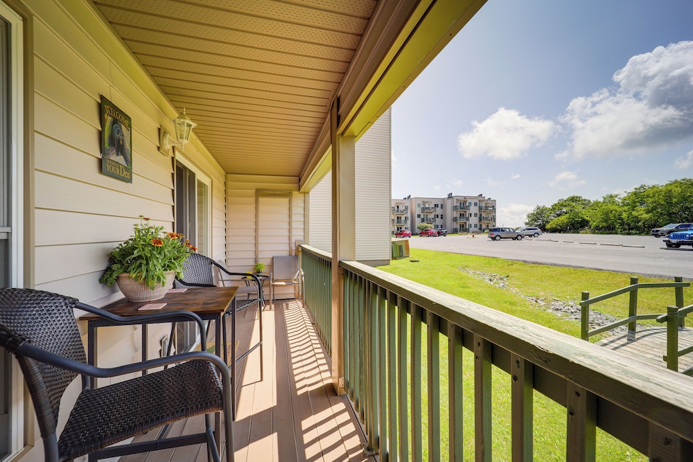 All Season Retreat with Deck in Beech Mountain — 4-Star Luxury Hotel in Banner Elk, United States
