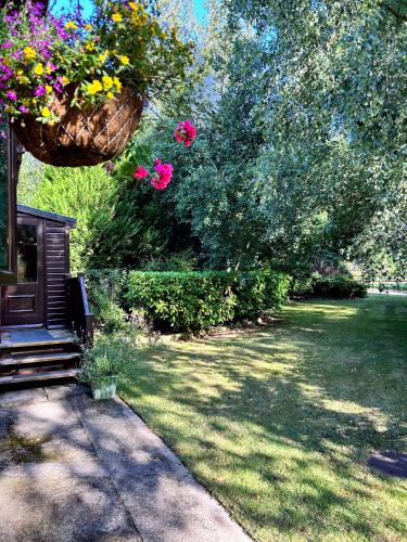 Wigeon Secluded Rustic cabin — 4-Star Luxury Hotel in York, United Kingdom