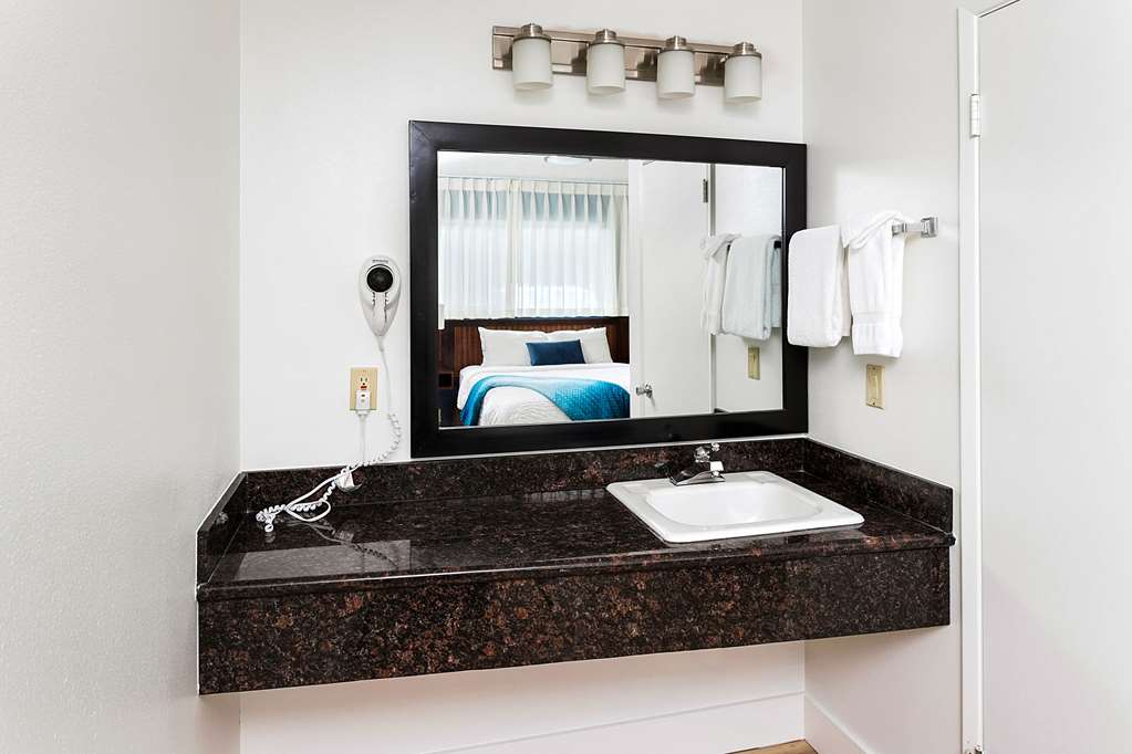Clarion Inn Surfrider Resort - photo 31