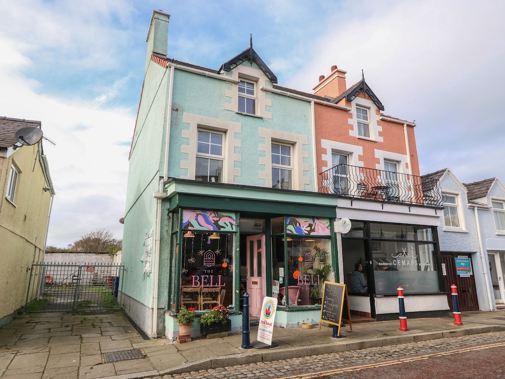 The Bell Apartment — 4-Star Luxury Hotel in Cemaes Bay, United Kingdom