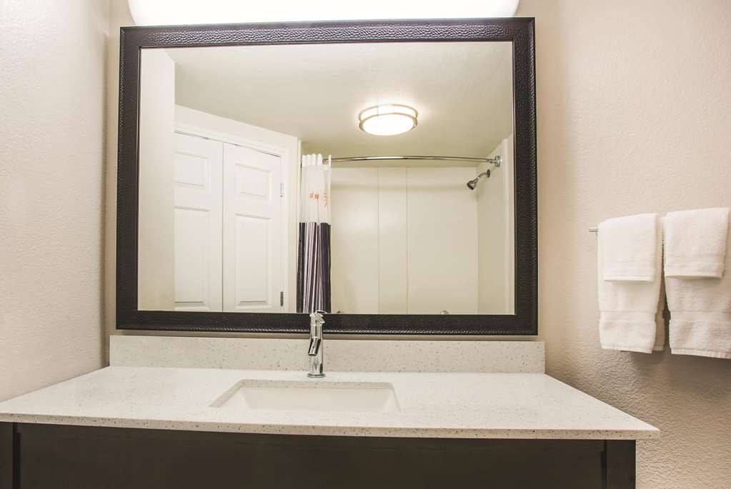 La Quinta Inn & Suites by Wyndham Las Vegas Summerlin Tech - photo 28